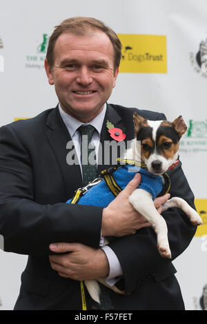 London, UK. 29. Oktober 2015. George Eustice MP, Staatsminister für Landwirtschaft, Ernährung und die Meeresumwelt zu schützen (unter Einbeziehung des Tierschutzes). Mitglieder des Parlaments und ihre Hunde Pfoten für einen Sieg in der jährlichen Westminster Dog of the Year Wettbewerb organisiert von Dogs Trust und der Kennel Club. Bildnachweis: Lebendige Bilder/Alamy Live-Nachrichten Stockfoto