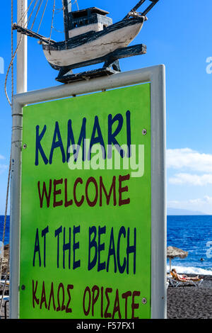 Kamari Strand von Santorin bedeckt mit schwarzen Kieselsteinen, Insel Griechenlands Stockfoto