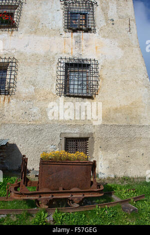 Alten Bergbau-Waggon im Jahre 1636 Casa Chizzali Bonfadini Haus in Colle Santa Lucia in den Dolomiten, Italien Stockfoto