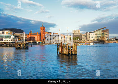 Abend in Cardiff Bay, zeigt South Wales, fotografiert im Februar das Pierhead Gebäude. Stockfoto