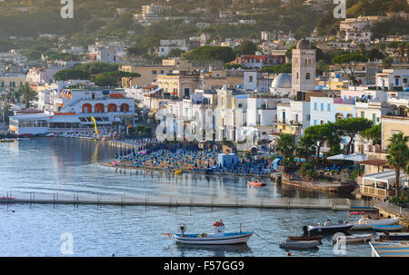 Lacco Ameno Stadt am Morgen. Mittelmeer-Küste, Golf von Neapel, auf der Insel Ischia, Italien Stockfoto