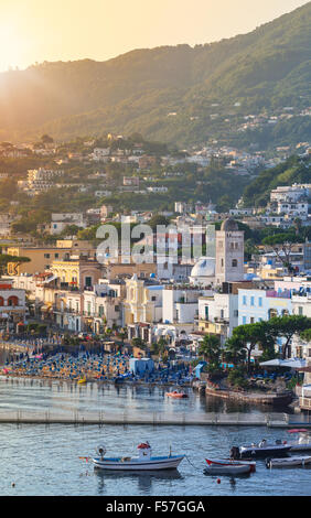 Lacco Ameno Stadt bei Sonnenaufgang. Mittelmeer-Küste, Golf von Neapel, auf der Insel Ischia, Italien Stockfoto