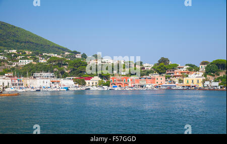 Küsten Panorama-Landschaft, Hafen von Ischia Insel. Mittelmeer, Golf von Neapel, Italien Stockfoto