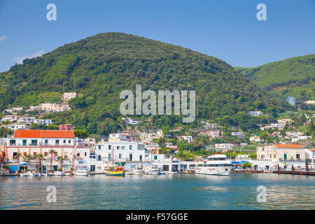 Coastal Sommerlandschaft, Hafen von Ischia Insel. Mittelmeer, Golf von Neapel, Italien Stockfoto