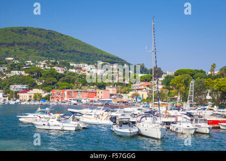 Yachten und Motorboote Vergnügen vertäut im Hafen von Ischia Insel. Mittelmeer, Italien Stockfoto