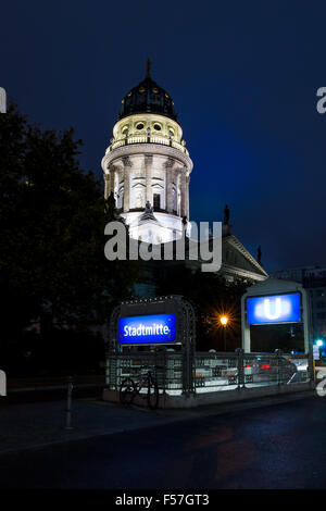 Berlin. Deutscher Dom am Gendarmenmarkt und dem Eingang zum u-Bahnhof Stadtmitte Stockfoto