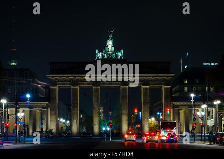 BERLIN, Deutschland - 13. Oktober 2015: Ein Blick auf das Brandenburger Tor vom 17. Juni Street. Stockfoto