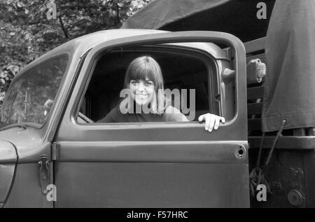 Die deutsche Schlagersängerin Pat Simon, mit Transportwagen, Deutschland 1960er Jahre. Die deutschen Schlager Sänger Pat Simon, mit einem Van, Deutschland der 1960er Jahre. 24 x 36 swNeg 40 Stockfoto