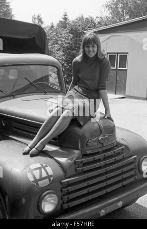 Die deutsche Schlagersängerin Pat Simon, mit Transportwagen, Deutschland 1960er Jahre. Die deutschen Schlager Sänger Pat Simon, mit einem Van, Deutschland der 1960er Jahre. 24 x 36 swNeg 40 Stockfoto