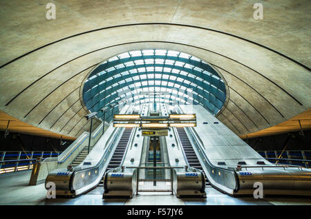 Der Canary Wharf U-Bahnstation Eingang mit Fahrtreppen London England UK GB Europa Stockfoto