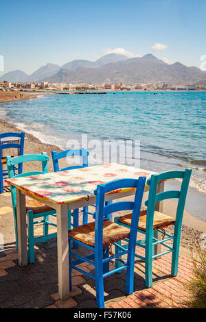 Bild von Tischen in einem Strandrestaurant. Kreta, Griechenland. Stockfoto