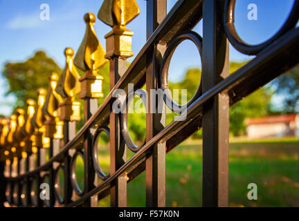 Bild von einem dekorativen gusseisernen Zaun. Stockfoto