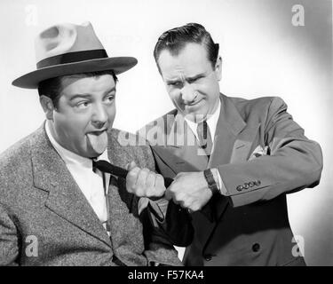 ABBOTT und COSTELLO amerikanische Film-Comedy-Duo mit Lou Costello auf der linken Seite und William "Bud" Abbott in den 1940er Jahren Stockfoto