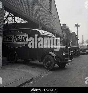 Historische Lieferwagen aus den 1950er Jahren des Unternehmens, die das Depot in Park Lane, Wolverhampton, England, verließen, früher die Niederlassungen von Efandem Ltd, einem 1925 von Ever Ready übernommenen Elektrizitätsunternehmen. Auf dem Bild ist ein Guy 'Wolf' Van von Guy Motors, einem Hersteller von Autos und Bussen, der 1913 von Sidney Guy gegründet wurde. Stockfoto