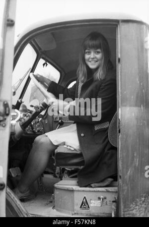 Die deutsche Schlagersängerin Pat Simon, mit Transportwagen, Deutschland 1960er Jahre. Die deutschen Schlager Sänger Pat Simon, mit einem Van, Deutschland der 1960er Jahre. 24 x 36 swNeg 73 Stockfoto