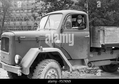 Die deutsche Schlagersängerin Pat Simon, mit Transportwagen, Deutschland 1960er Jahre. Die deutschen Schlager Sänger Pat Simon, mit einem Van, Deutschland der 1960er Jahre. 24 x 36 swNeg 73 Stockfoto