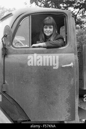 Die deutsche Schlagersängerin Pat Simon, mit Transportwagen, Deutschland 1960er Jahre. Die deutschen Schlager Sänger Pat Simon, mit einem Van, Deutschland der 1960er Jahre. 24 x 36 swNeg 73 Stockfoto