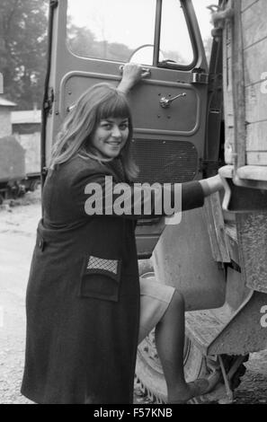 Die deutsche Schlagersängerin Pat Simon, mit Transportwagen, Deutschland 1960er Jahre. Die deutschen Schlager Sänger Pat Simon, mit einem Van, Deutschland der 1960er Jahre. 24 x 36 swNeg 73 Stockfoto