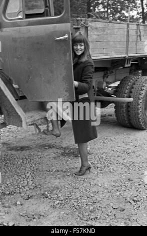 Die deutsche Schlagersängerin Pat Simon, mit Transportwagen, Deutschland 1960er Jahre. Die deutschen Schlager Sänger Pat Simon, mit einem Van, Deutschland der 1960er Jahre. 24 x 36 swNeg 73 Stockfoto