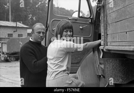 Die deutsche Schlagersängerin Pat Simon, mit Transportwagen, Deutschland 1960er Jahre. Die deutschen Schlager Sänger Pat Simon, mit einem Van, Deutschland der 1960er Jahre. 24 x 36 swNeg 73 Stockfoto