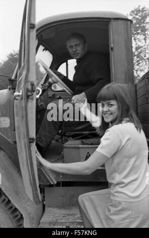 Die deutsche Schlagersängerin Pat Simon, mit Transportwagen, Deutschland 1960er Jahre. Die deutschen Schlager Sänger Pat Simon, mit einem Van, Deutschland der 1960er Jahre. 24 x 36 swNeg 73 Stockfoto