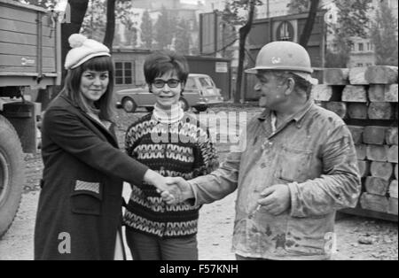 Die deutsche Schlagersängerin Pat Simon, mit Transportwagen, Deutschland 1960er Jahre. Die deutschen Schlager Sänger Pat Simon, mit einem Van, Deutschland der 1960er Jahre. 24 x 36 swNeg 73 Stockfoto