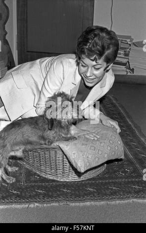 Deutsche Fictitious character Margrit Nefen, Deutschland 1960er Jahre. Die deutsche Schauspielerin Margrit Nefen, Deutschland der 1960er Jahre. 24 x 36 swNeg 75 Stockfoto