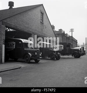 Historische Lieferwagen aus den 1950er Jahren des Unternehmens, die das Depot in Park Lane, Wolverhampton, England, verließen, früher die Niederlassungen von Efandem Ltd, einem 1925 von Ever Ready übernommenen Elektrizitätsunternehmen. Einer der Transporter ist ein Guy 'Wolf' Van, hergestellt von Guy Motors, einem Hersteller von Autos und Bussen, der 1913 von Sidney Guy gegründet wurde. Stockfoto