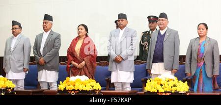 (151030)--KATHMANDU, 30. Oktober 2015 (Xinhua)--nepalesischen neue Präsident Bidhya Devi Bhandari (3. L), ehemaliger Präsident Ram Baran Yadav (3. R, vorne), Chief Justic Kalyan Shrestha (1. L), Vice President Paramananda Jha (2 L), Premierminister KP Sharma Oli(2nd R) und Lautsprecher Nepals Parlament Onsari Gharti Magar (1. R) eine Abschiedszeremonie für Ram Baran Yadav in Kathmandu zu besuchen , Nepal, 29. Oktober 2015. Ram Baran Yadav wurde ernannt für den Posten am 23. Juli 2008 des Landes ersten Staatsoberhaupt nach Nepal demokratische Bundesrepublik wurde. Seine Amtszeit wurde nach den neuen co abgeschlossen. Stockfoto