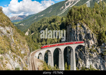 Glacier Express am Landwasserviadukt in den Schweizer Alpen, Schweiz Stockfoto