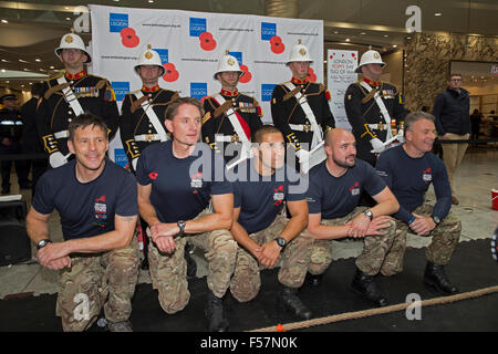 Canary Wharf, London, UK. 29. Oktober 2015. Militärkapelle posierte mit British Military Fitness Instruktoren in Canary wharf in London Poppy da Credit: Keith Larby/Alamy Live News Stockfoto