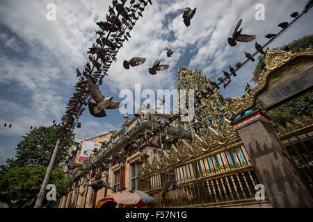 Yangon, Myanmar. 29. Oktober 2015. Gesamtansicht von der Sri Kaáli-Amman-Hindu-Tempel in Yangon. Hinduismus in Myanmar wird von 2 % der Bevölkerung, die rund 840.000 praktiziert people.most der hinduistischen Bevölkerung in Myanmar birmanische Inder sind. © Guillaume Payen/ZUMA Draht/Alamy Live-Nachrichten Stockfoto