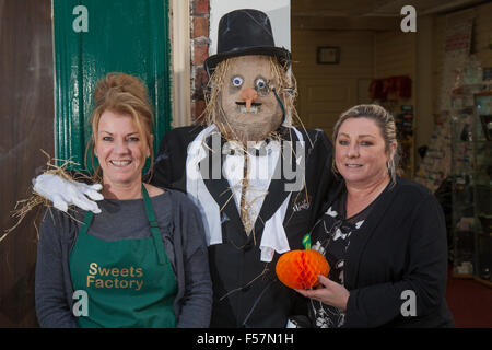 Southport, Merseyside, England 29. Oktober 2015. Herrn Wesley "Trick or Treat" Happy Halloween Wesley Street.  Margaret Barton und Alison Bamber mit Herrn Wesley, haben sowohl Mitglieder des Vereins Wesley Street Händler organisieren Southport des ersten Scarecrow Festival beigetragen.  Sie stehen hier mit Herrn Wesley deren Erscheinungsbild geändert wird (verbessert) täglich. Stockfoto