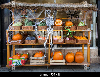 Southport, Merseyside, England 29. Oktober 2015. "Trick or Treat" Happy Halloween Wesley Street. Wesley Street Trader Association haben maßgeblich bei der Organisation des Southport ersten Scarecrow Festival.  Wesley Street bekannt als das Dorf in der Stadt wegen seiner Gemeinschaftsgeist und einzigartige, unabhängige Geschäfte. Alle Bestandteil des Southport Halloween Festival (Spookport) hat einen Kessel mit Veranstaltungen, dass zu hoffen ist bringt Southport voller Chaos und Wahnsinn. Stockfoto