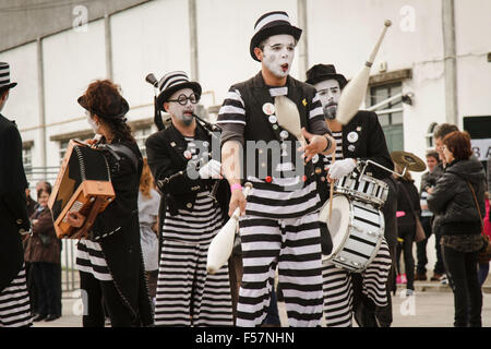 Mealhada Karneval (Karneval) Parade - Minnesänger, die jonglieren und Musik in schwarz-weißen Kostümen spielen, 'Gaita-de-fole' Portugal Stockfoto