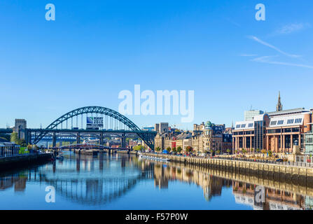 Fluß Tyne Blick in Richtung Newcastle Quayside und Tyne Bridges von Gateshead Millennium Bridge, Newcastle, Tyne and Wear, UK Stockfoto