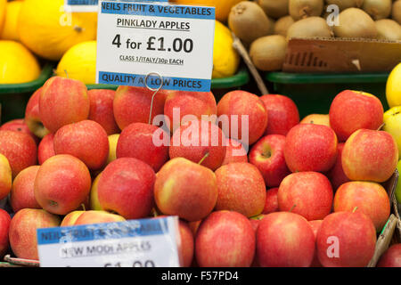 UK, Leeds, Pink Lady Äpfel in Leeds Markt zu verkaufen. Stockfoto