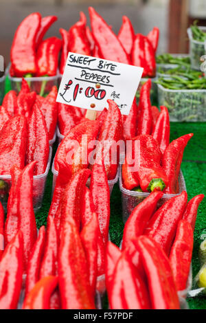 UK, Leeds, Sweetbite Paprika zum Verkauf auf einem Markt stall in Leeds. Stockfoto