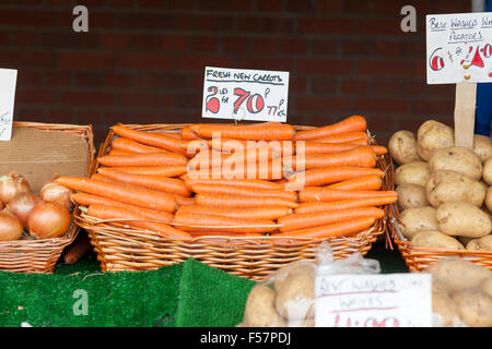 UK, Leeds, Karotten zum Verkauf auf Stall in Leeds Markt. Stockfoto