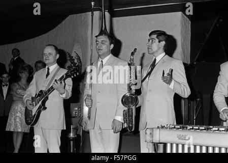 Das Hazy Osterwald Sextett Mit Harfenspieler Ema Damia, 1960er Jahre Deutschland. Hazy Osterwald Sextett mit Sängerin Damia Ema, Deutschland der 1960er Jahre. 24x36swNeg118 Stockfoto