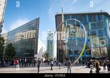 Cardiff Central Library und John Lewis Store mit der Allianz-Skulptur von Jean-Bernard Metais Stockfoto