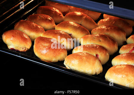 Hausgemachte Kuchen mit Marmelade werden im Ofen gebacken. Stockfoto