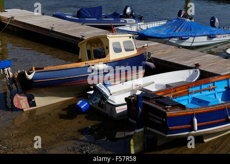 Boote bei Ebbe in Salcombe Devon. Stockfoto