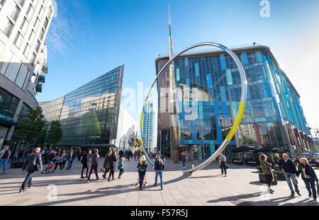 Cardiff Central Library und John Lewis Store mit der Allianz-Skulptur von Jean-Bernard Metais Stockfoto