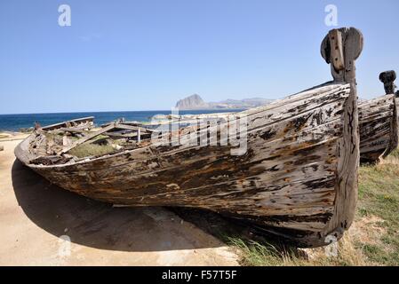 Alten Thunfisch Angeln Baots, Tonnara di Bonagia, Valderice, Provinz Trapani, Sizilien, Italien Stockfoto