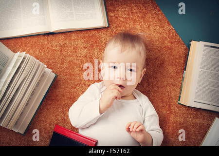 1 Jahr altes Baby mit Büchern Stockfoto