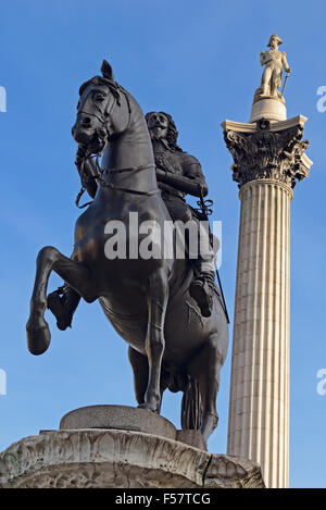 Trafalgar Square, London, UK. Statue von König Karl mit Nelsons Säule im Hintergrund. Stockfoto