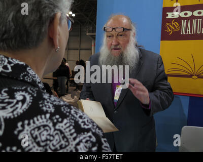 Antiques Roadshow während der Dreharbeiten im Javits Center in New York City. Ken Sanders Buch begutachtet.; Stockfoto