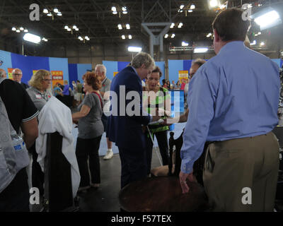 Antiques Roadshow während der Dreharbeiten im Javits Center in New York City mit einem Keno Brüder Unterzeichnung Autogramm. Stockfoto