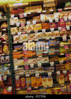 Pakete von Cookies in der Innenansicht Lebensmittelgeschäft in Midtown Manhattan, New York City. Stockfoto